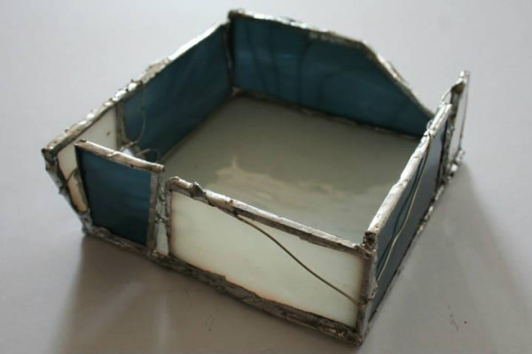 Úžitkové predmety a objekty vytvorené z dostupných materiálov pomocou cínu.