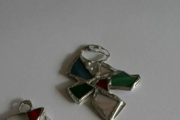 Úžitkové predmety a objekty vytvorené z dostupných materiálov pomocou cínu.