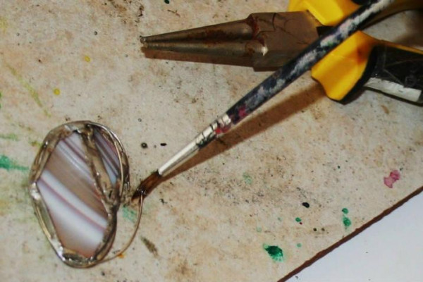 Úžitkové predmety a objekty vytvorené z dostupných materiálov pomocou cínu.