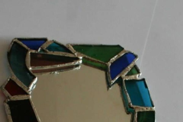 Úžitkové predmety a objekty vytvorené z dostupných materiálov pomocou cínu.