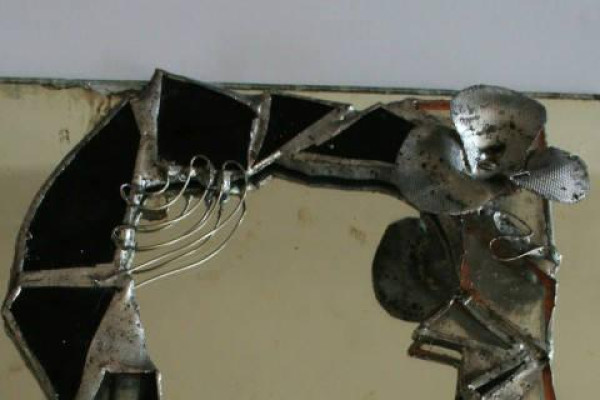 Úžitkové predmety a objekty vytvorené z dostupných materiálov pomocou cínu.