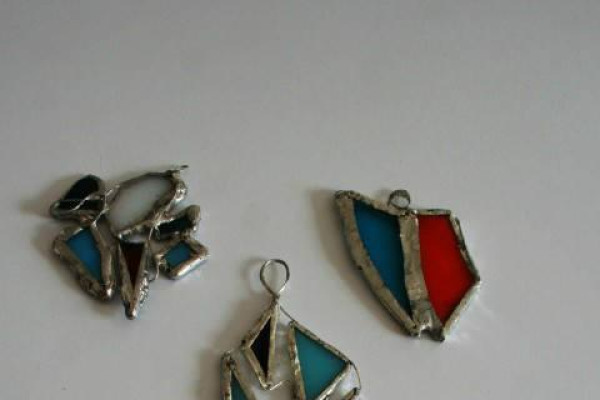 Úžitkové predmety a objekty vytvorené z dostupných materiálov pomocou cínu.