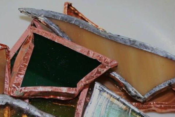 Úžitkové predmety a objekty vytvorené z dostupných materiálov pomocou cínu.