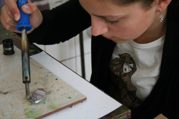 Úžitkové predmety a objekty vytvorené z dostupných materiálov pomocou cínu.