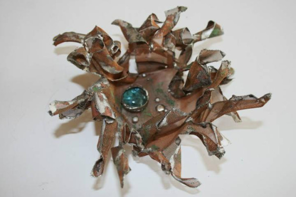 Úžitkové predmety a objekty vytvorené z dostupných materiálov pomocou cínu.