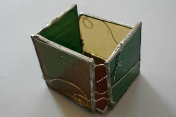 Úžitkové predmety a objekty vytvorené z dostupných materiálov pomocou cínu.