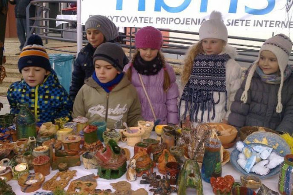 Zuškári na vianočnom trhu v Liptovskom Hrádku Námestie Františka Wisnera, 19. december 2015