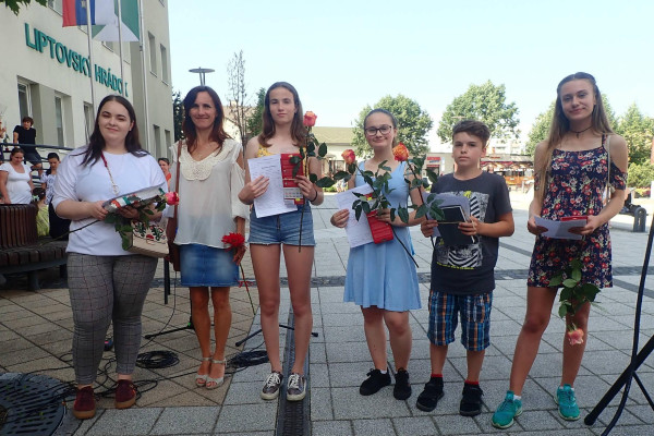 Odovzdávanie absolventských vysvedčení